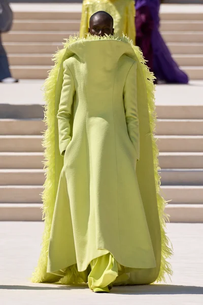 Look 18